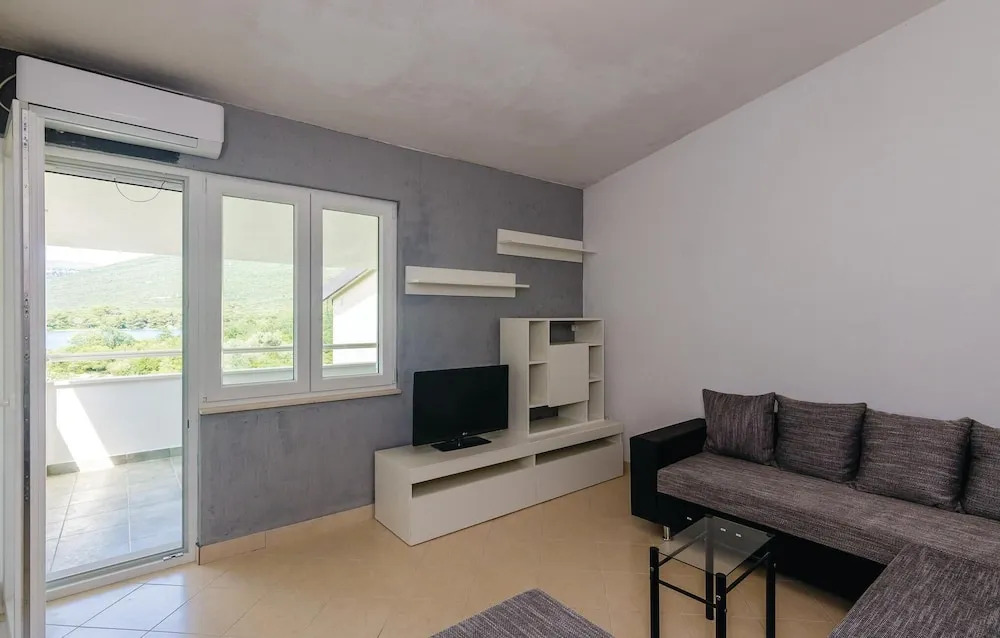 Amazing Home in Hodilje With Wifi and 2 Bedrooms