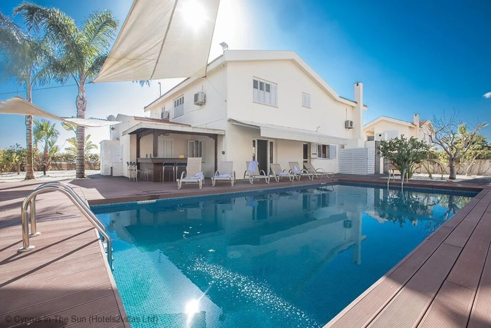 Celebrity Villa Laura26