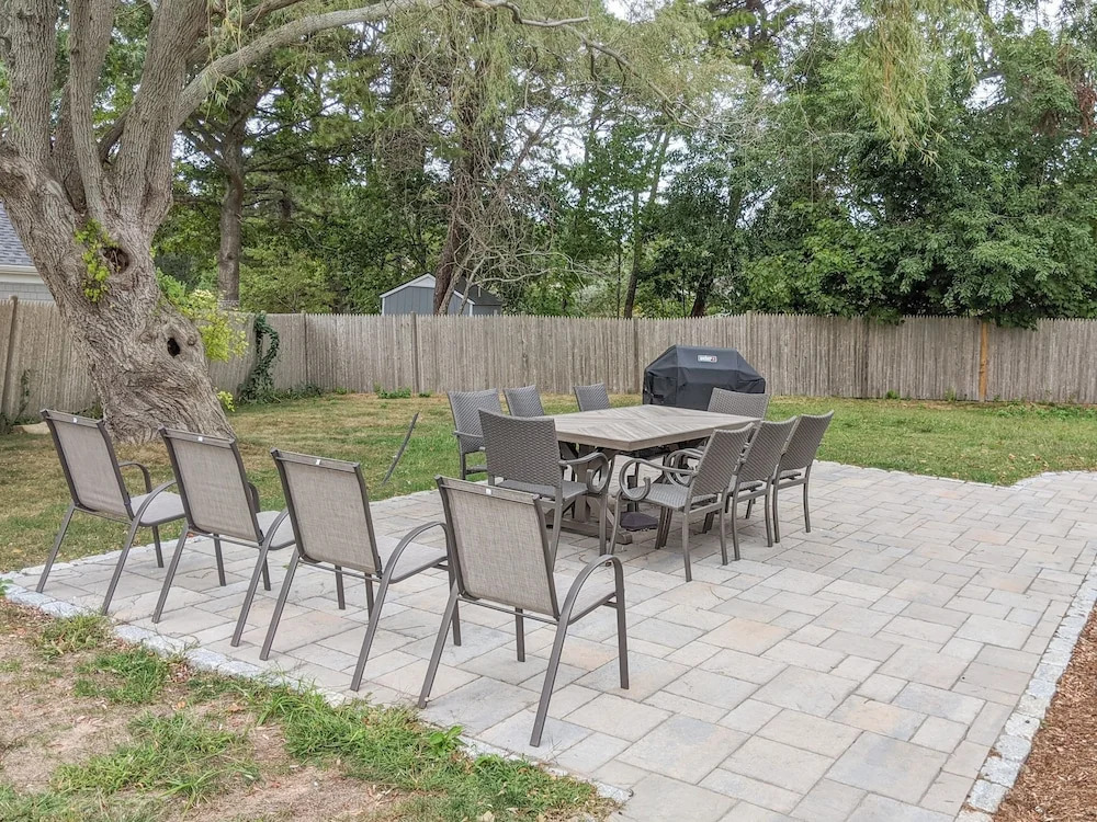 Renovated Retreat - Near Beaches & Town 5 Bedroom Home