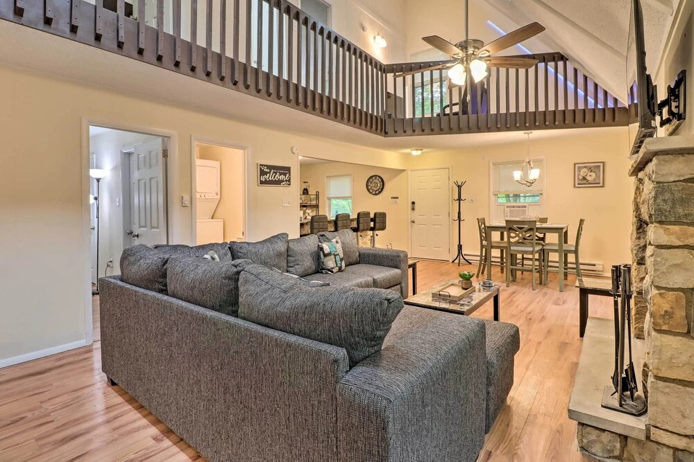 7 Mi to Lake Harmony: Home w/ Furnished Deck!