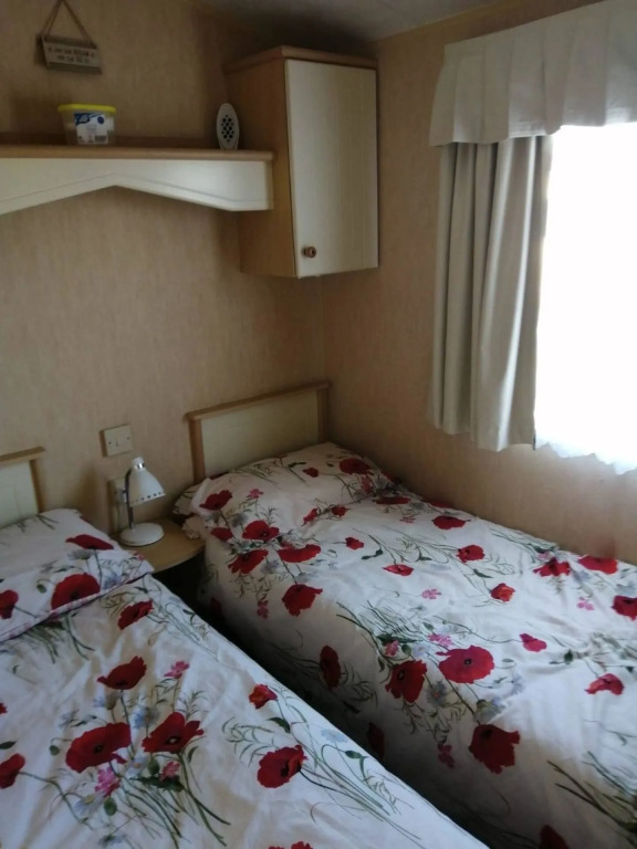 Caravan - Sleeps 8 - Pets Ok - Parking - Site Pool
