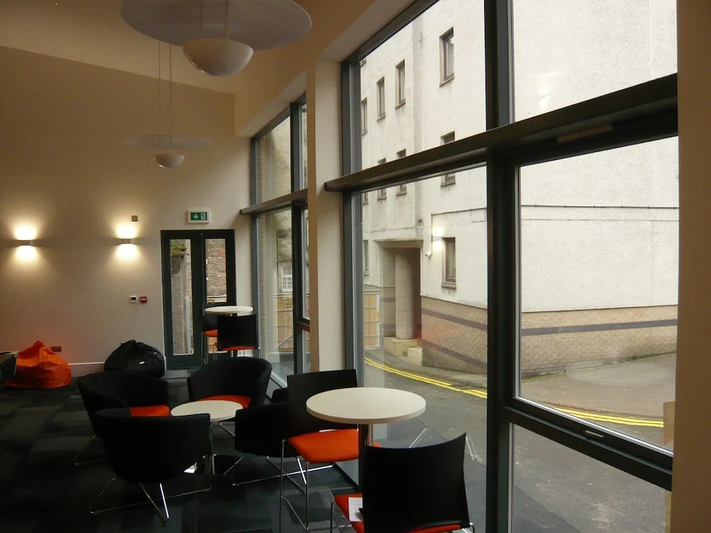 JOIVY Budget 4,5 and 6 bed private flats, in Historic Old Town - Adults Only