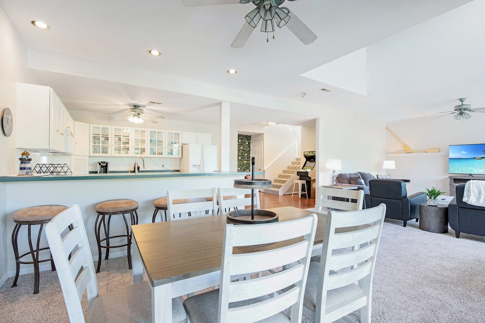 Sleeps 30! Decks, Docks & Lake Life!