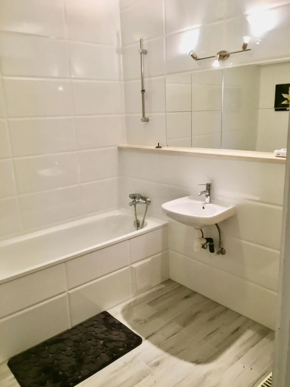 Romantic two bedroom apartment in the hills of Budapest with private parking