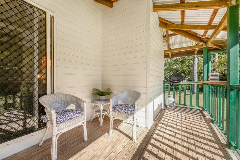 Hughes Hideaway - 2BR Cottage on 1 Acre w Air Con, King Beds