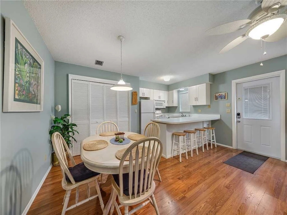 Sea Horse Upper Level, 3 Bedrooms, Sleeps 10, Heated Pool, Pet Friendly