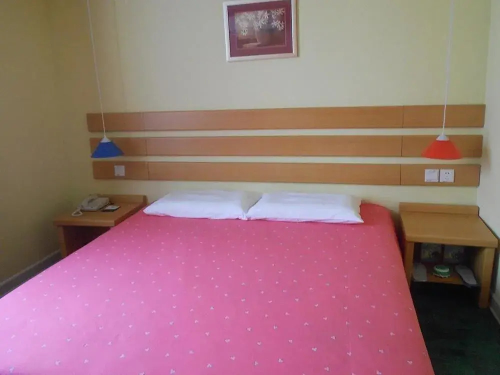 Home Inn (Chengdu Shuangqiao Road Metro Station)