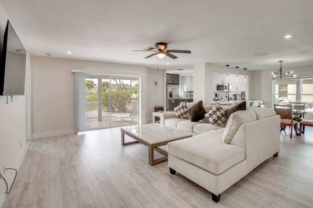 Fishing Dock & Pool: Waterfront Cape Coral Retreat