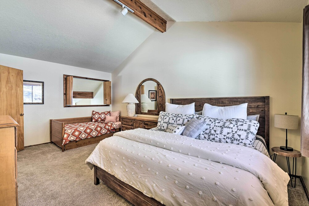 Warm Townhome w/ Sauna at Angel Fire Ski Lift