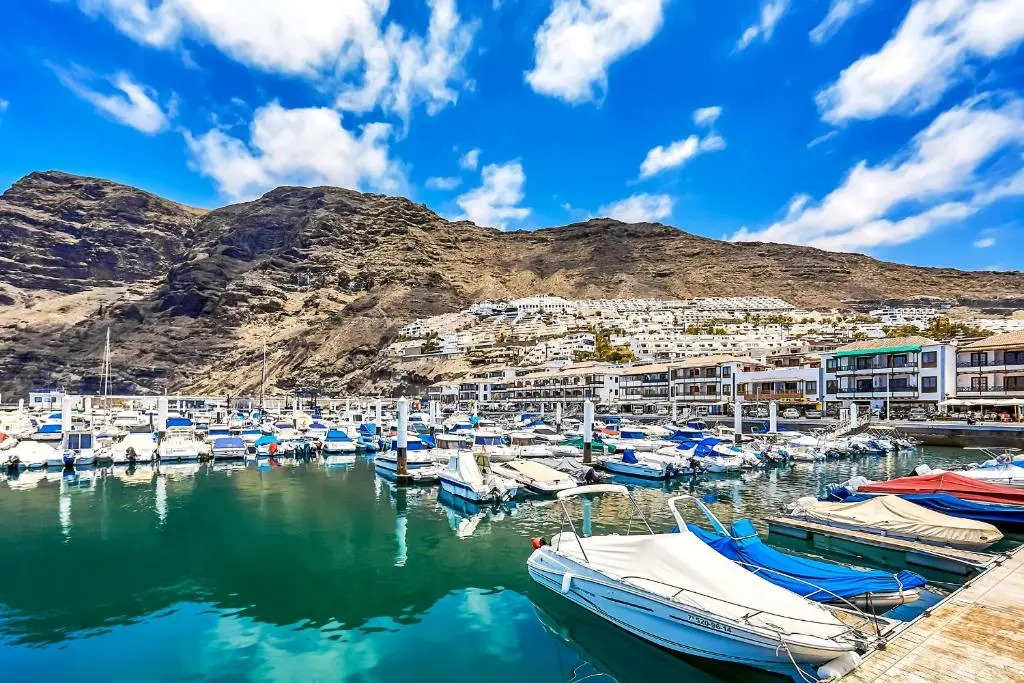 First line beach front 2 bedroom apartment Los Gigantes