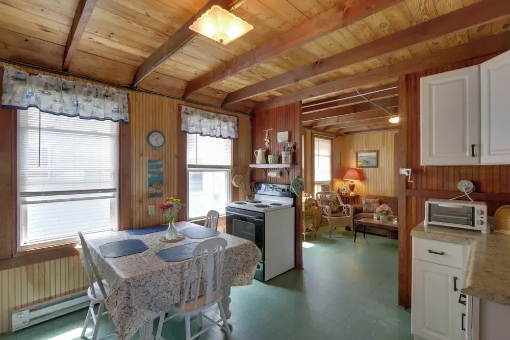 'grandma's Cottage' w/ Sunroom: Walk to Beach