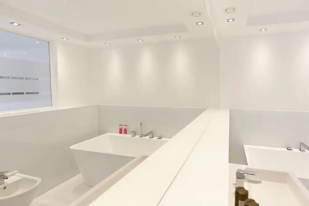 the white design apartment