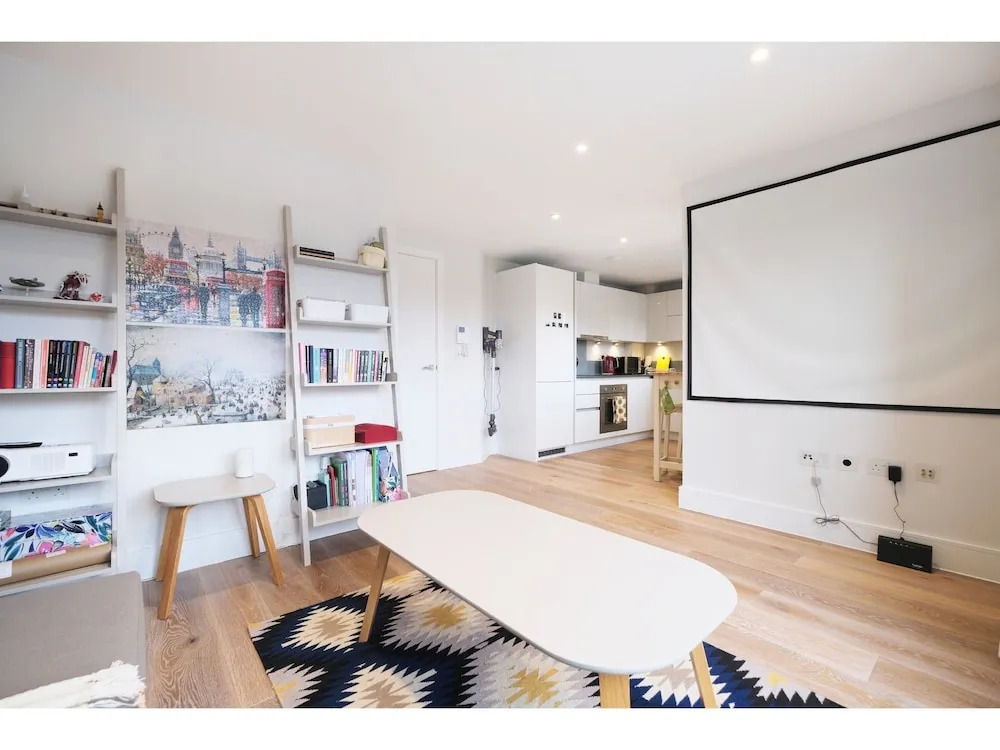 Quiet, Convenient 1BR Flat for 4 in Greenwich