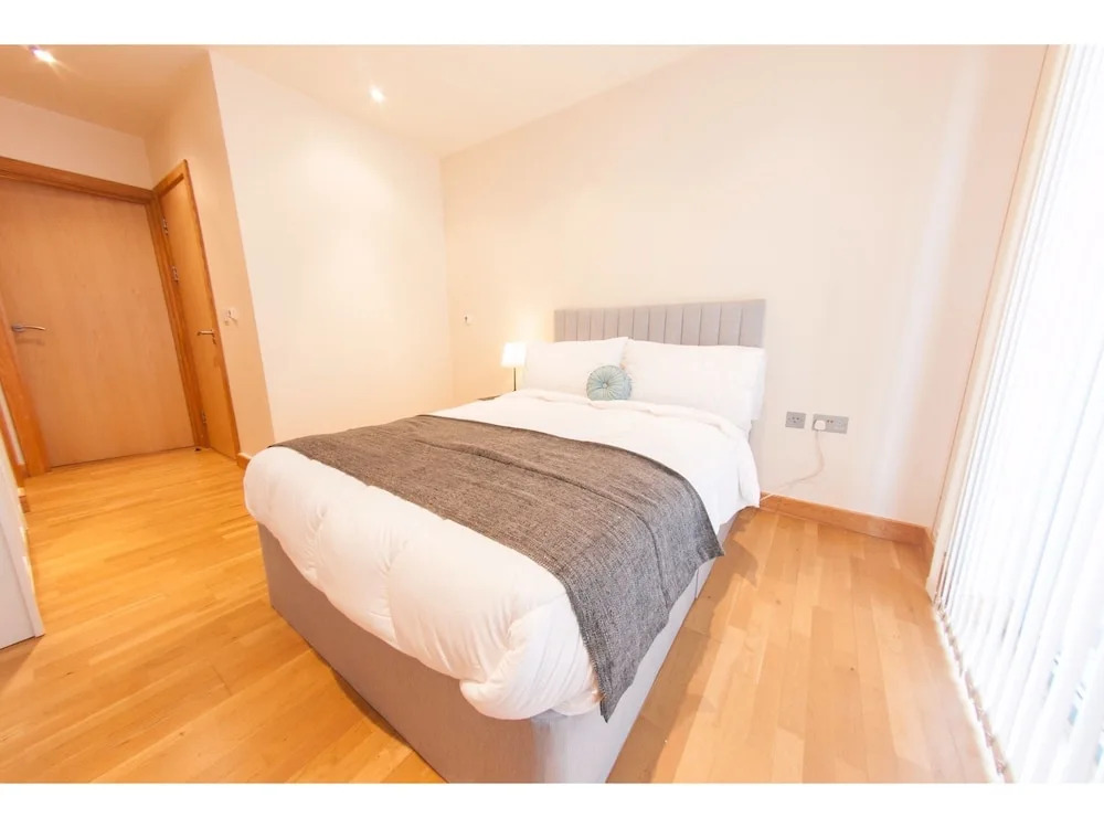 Spacious Riverside Flat for 4 in Stratford