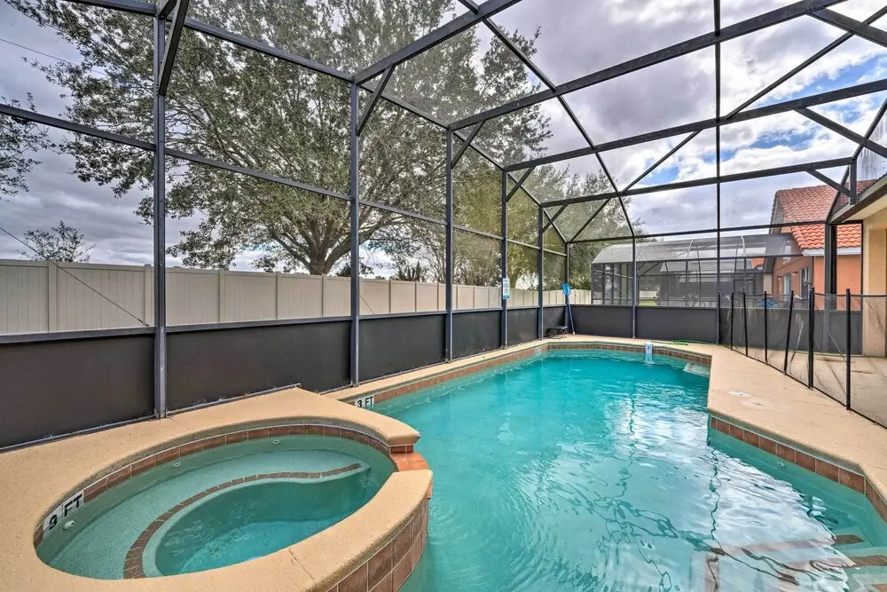 Spacious Family Home w/ Spa in Davenport