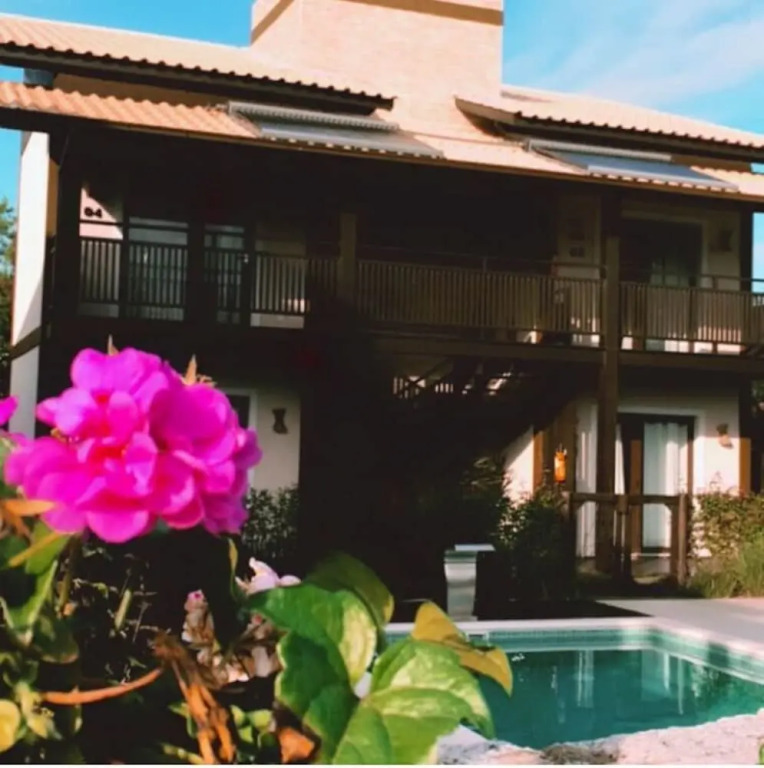 Pousada Rosa 08 - Café da manhã Gourmet, Suítes com Banheira a 150m do Centrinho da Praia do Rosa e Piscina Aquecida
