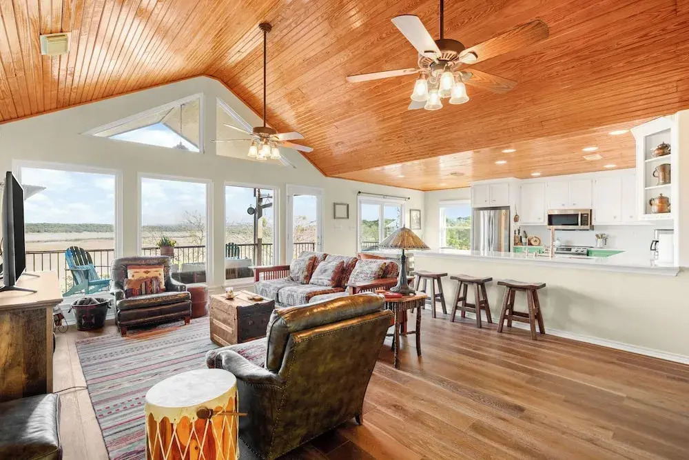 Luxury Lake Life - Boat Dock, Outdoor Kitchen, Basketball Court, Game Room & Bar