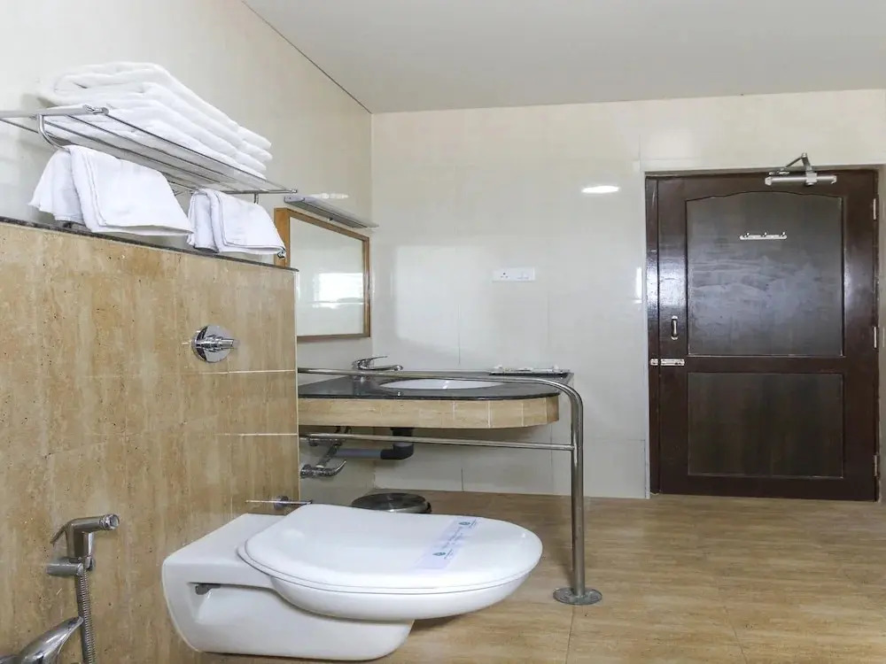 Hotel Saravana Bhavan by OYO Rooms
