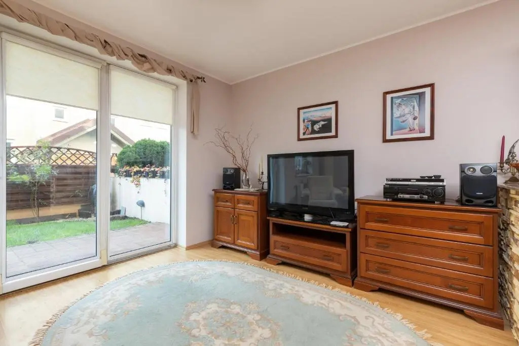Family Apartment with terrace & grill by Renters