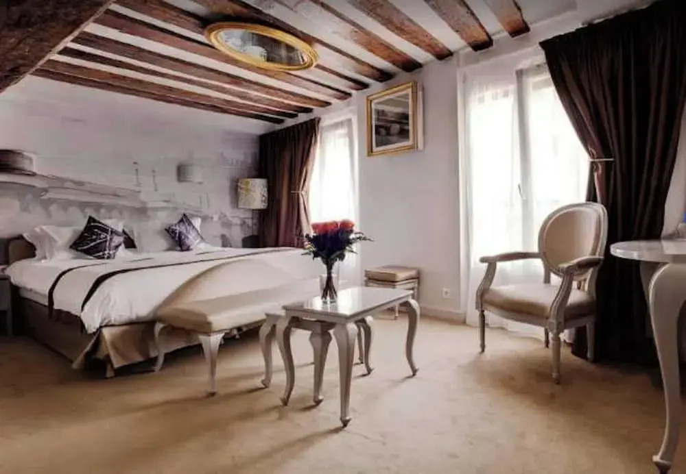 Confidential Room 1, a Stones Throw From the Louvre