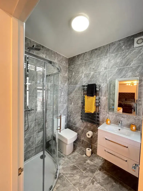 Cozy London Apartment , 2 Minutes to Tube!