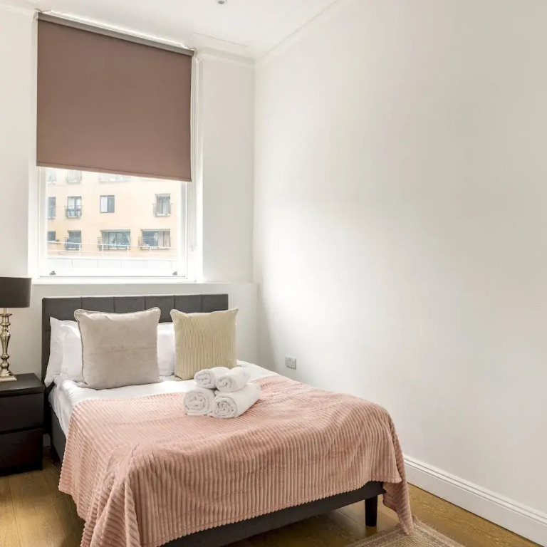 Balcony South Kensington Luxury 2 bed Apartment