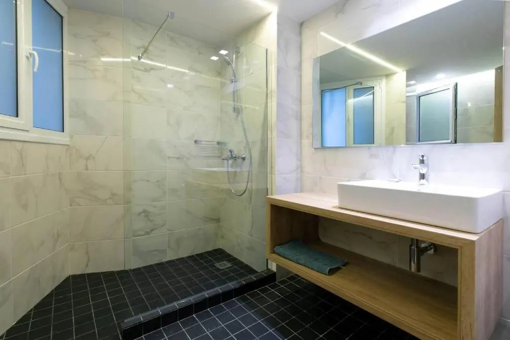 TONI'S "Aquaman" 4BD Apartment in Athens!