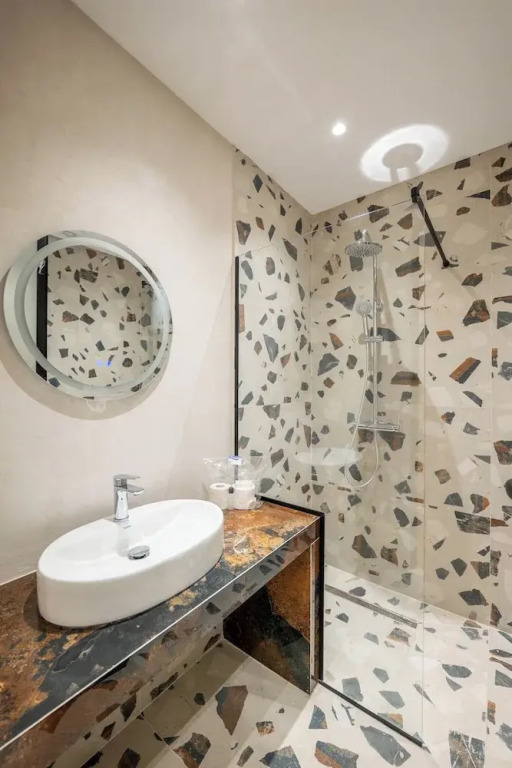 Tirent Apartment-Modern 1-Bedroom Stay Near Liqeni i Thatë