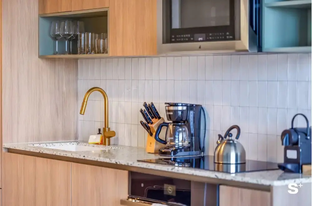 Downtown Haven Sleek 1-BR with Vistas
