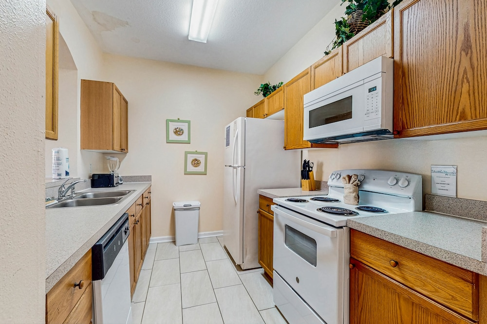 Windsor Palms Townhome With Wifi, AC, Screened Patio, Pool, hot Tub, & Tennis
