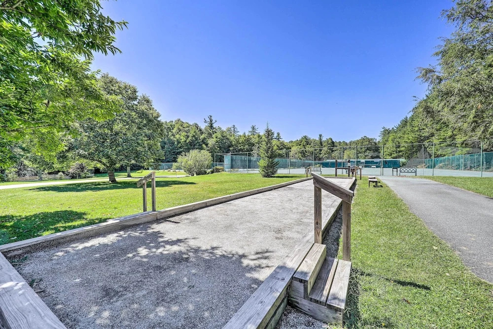 Lake & Pool Access! Outdoorsy Getaway in Newland