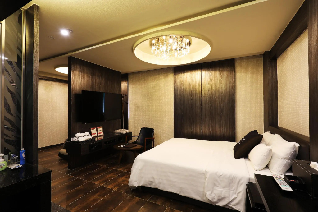 Hip Hotel