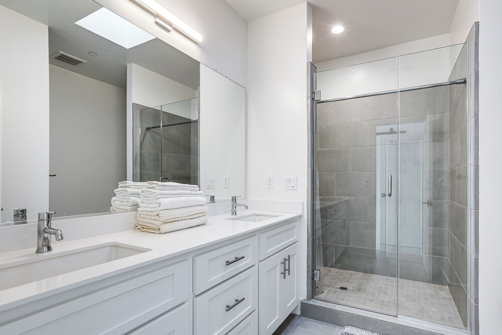 Walkable! Extended Stay 1 Mi to Dtwn Sacramento