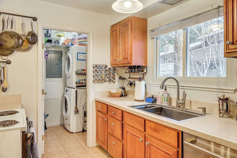 1 Mi to Diamond Peak Ski Resort: Forest-View Condo