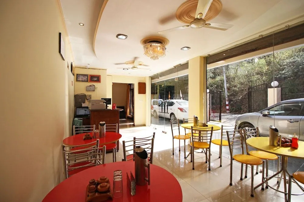OYO 5459 Hotel Doll's Inn