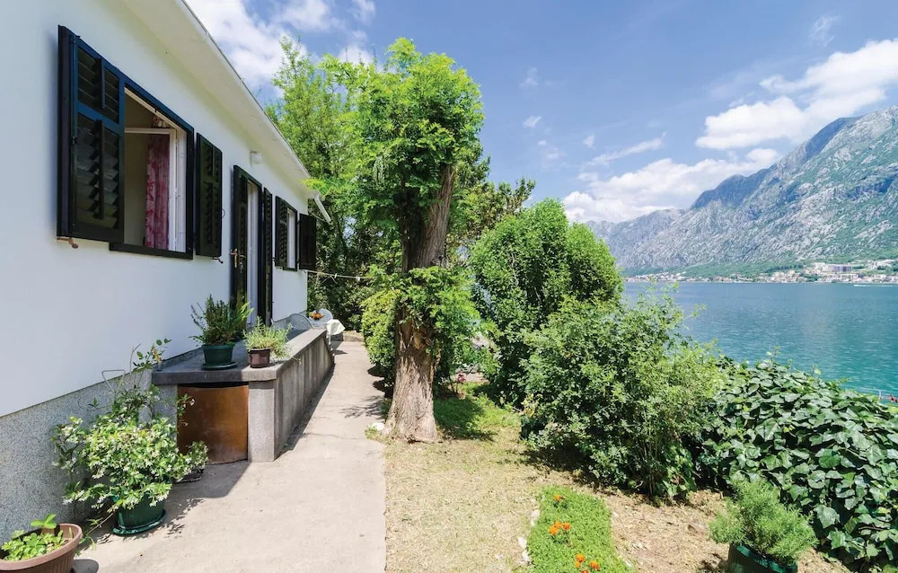 1 Bedroom Beach Front Home In Kotor