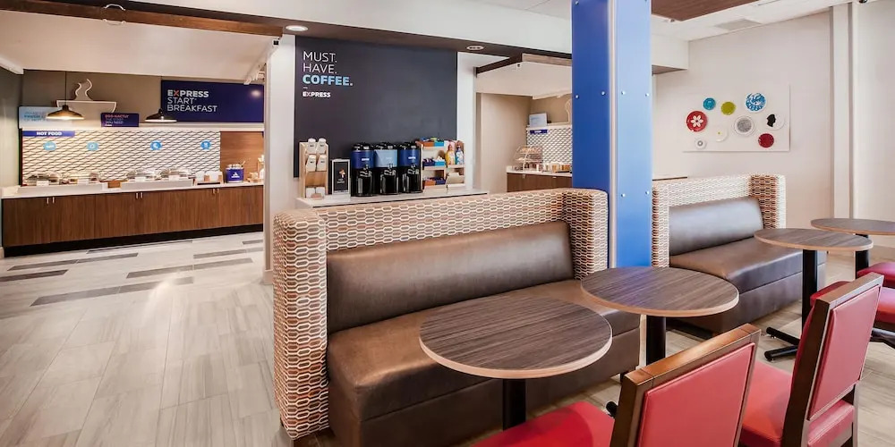 Holiday Inn Express & Suites - Elkhorn - Lake Geneva Area by IHG