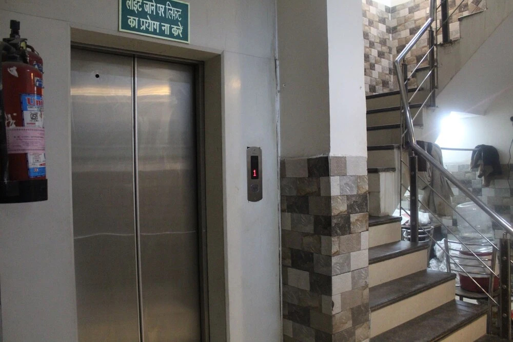 Snow white DX at New Delhi Railway Stn