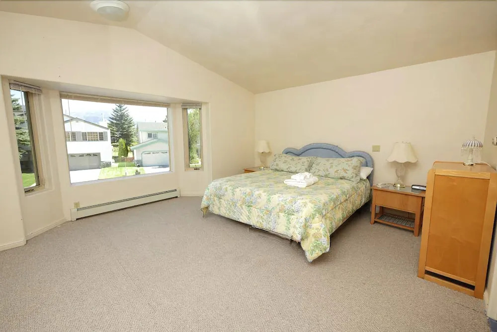 1746 Venice 3 Bedroom Home