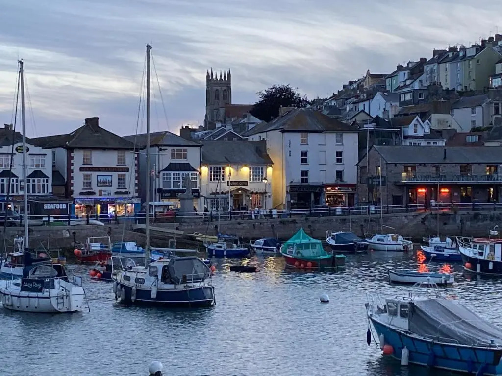Harbour View Ground Floor Flat with Private Parking, only 5 Mins walk to harbour