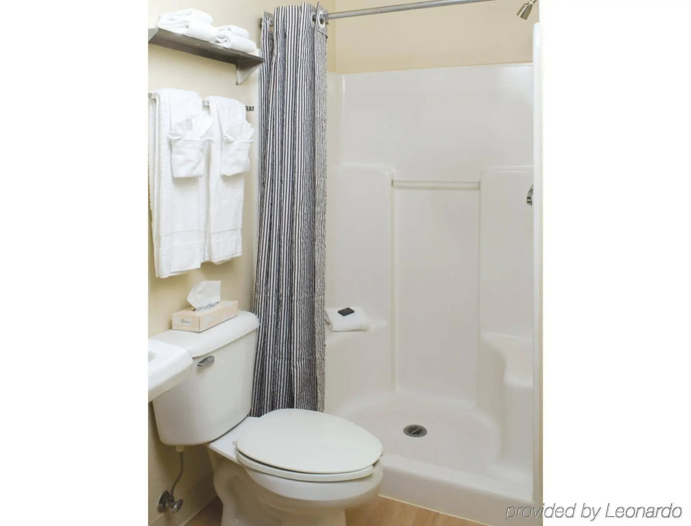 HomeTowne Studios by Red Roof Denver - Glendale/ Cherry Creek