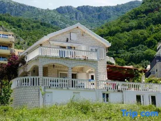 Cezar Holiday Home
