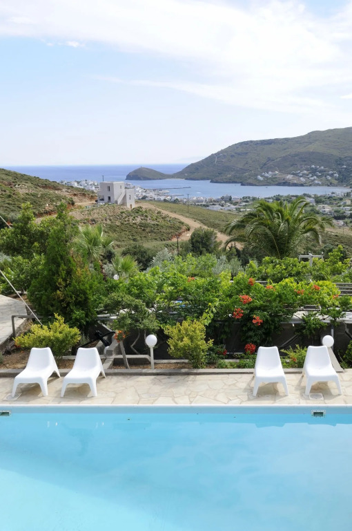 Kymothoi Rooms & Pool Bar