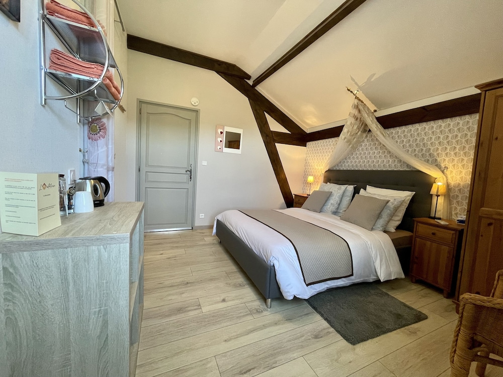 LOustaloise - Chambres et table dhôtes prés de Béziers- Alex est cuisinier de métier- Piscine avec transats et parasols terrasse parking privé et garage à vélos motos- Labellisée Accueil vélo et Vignoble et découverte