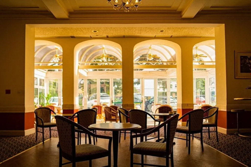 Elstead Hotel