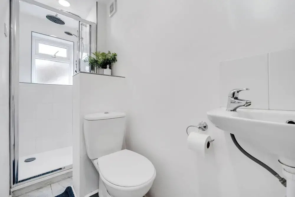 Charming 4 Bedroom Town House in Romford With City Views