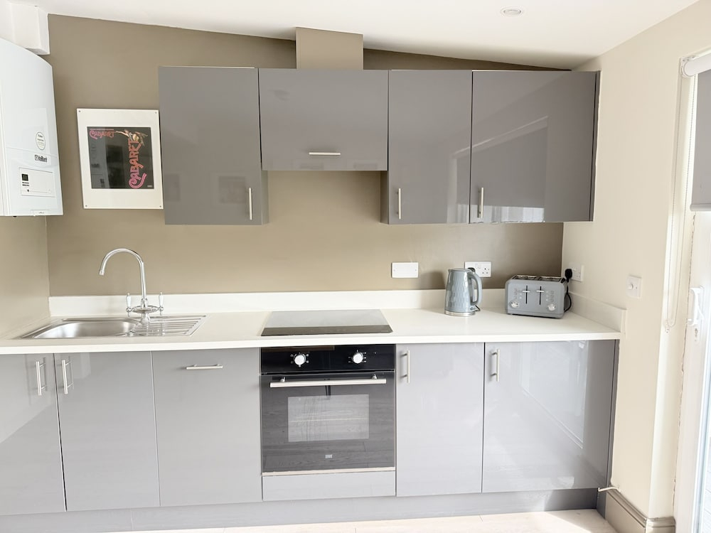 Cosy one bedroom apartments with free evening parking
