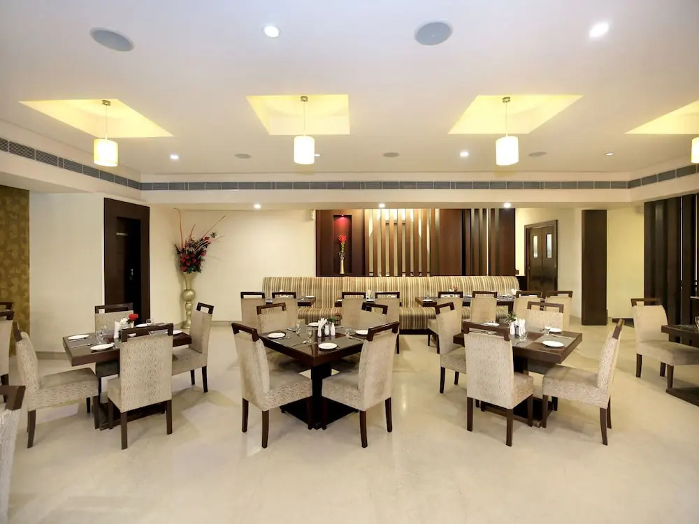 OYO 12989 White Diamond Hotel