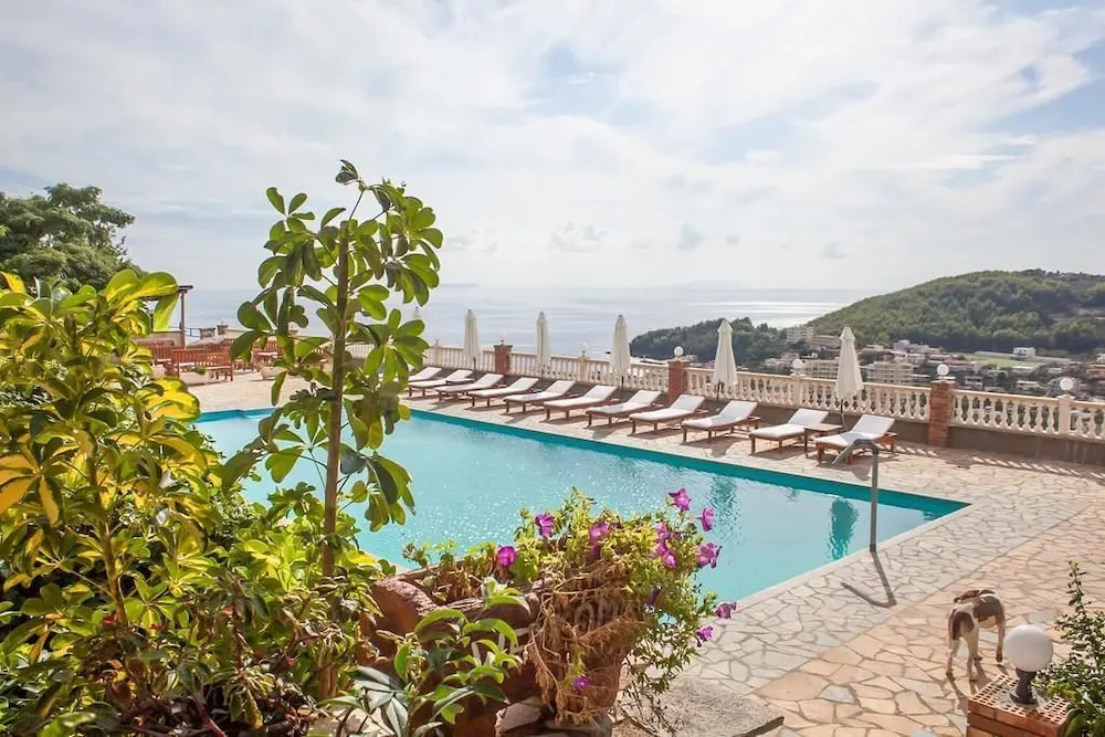 Apart-Hotel Llazari