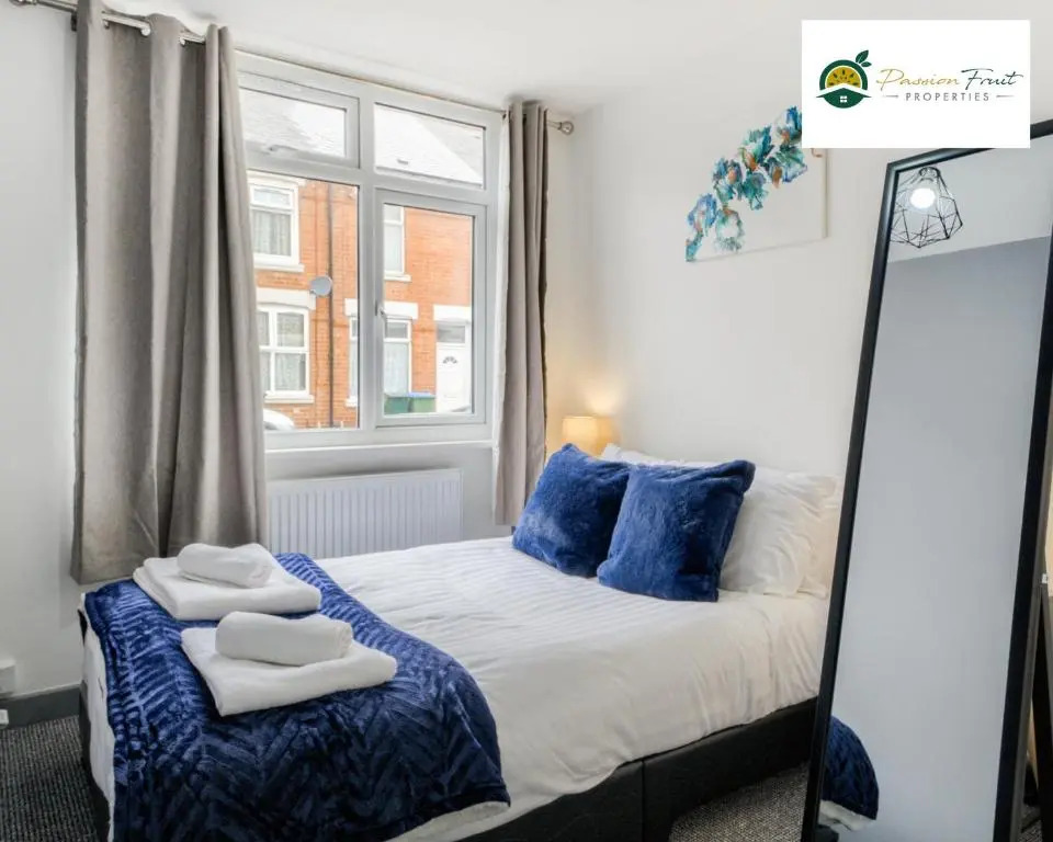 6 Bedroom 6 Bath House By Passionfruitproperties close to Coventry City Centre with garden - RRC